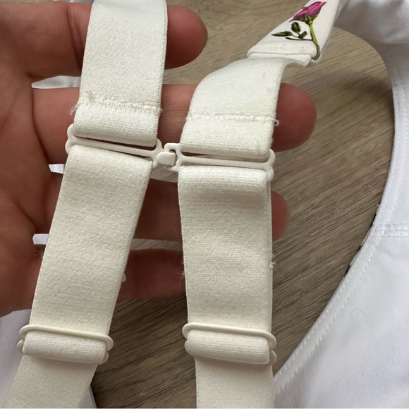 NWT Fabletics Floral White and Red Sports Bra - Picture 6 of 6